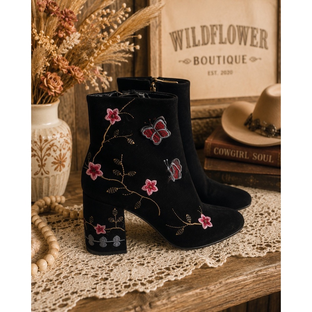 Nanette Lepore "Lilly" embroidered ankle bootie Size 7 Boho floral velour chic